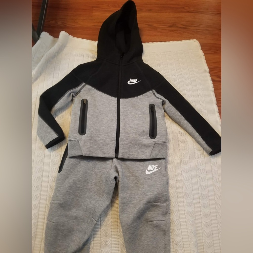 Nike Black and White Kids Logo Sweatshirt (XS)